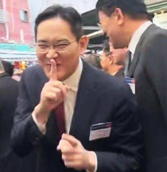 Thông tin bất ngờ về Chủ tịch Samsung - doanh nhân quyền lực nhất Hàn Quốc: Phong cách lãnh đạo khác xa người cha, có cả fanclub vì được ngưỡng mộ - Ảnh 4.
