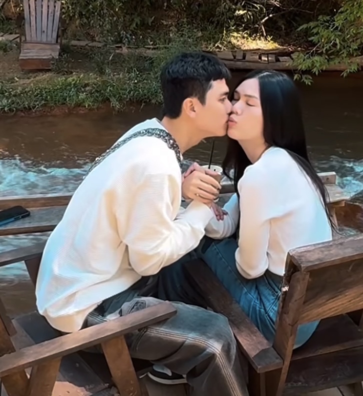 Ngọc Trinh đi du lịch cùng bạn trai ở Đà Lạt, công khai khoảnh khắc "khoá môi" ngọt ngào- Ảnh 3. Ngọc Trinh đi du lịch cùng bạn trai ở Đà Lạt, công khai khoảnh khắc "khoá môi" ngọt ngào- Ảnh 3.