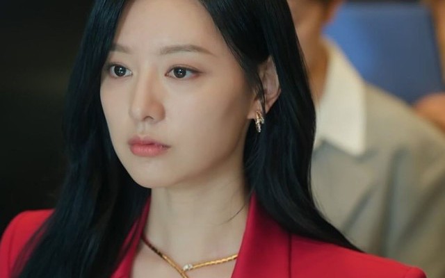 Kim Ji Won lên đồ 