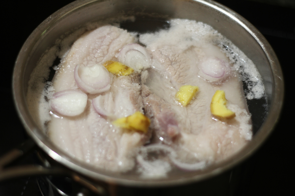 Cách làm thịt ba rọi chiên nước mắm thơm ngon, đưa cơm - Ảnh 3.