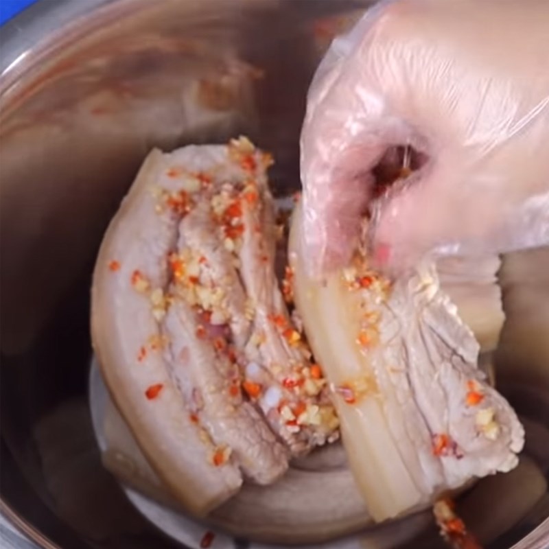 Cách làm thịt ba rọi chiên nước mắm thơm ngon, đưa cơm - Ảnh 6. Cách làm thịt ba rọi chiên nước mắm thơm ngon, đưa cơm - Ảnh 6.
