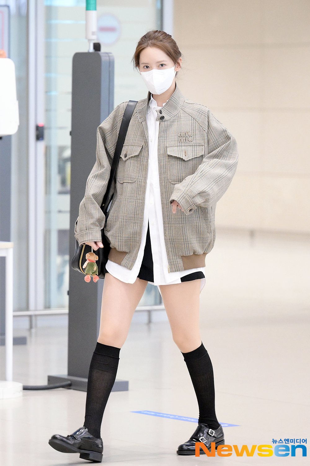 Thời trang sân bay đơn giản mà sành điệu xuất sắc của Yoona ở tuổi 34 - Ảnh 4.