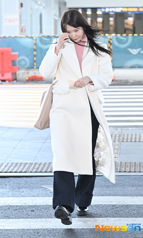 Thời trang sân bay đơn giản mà sành điệu xuất sắc của Yoona ở tuổi 34 - Ảnh 5.