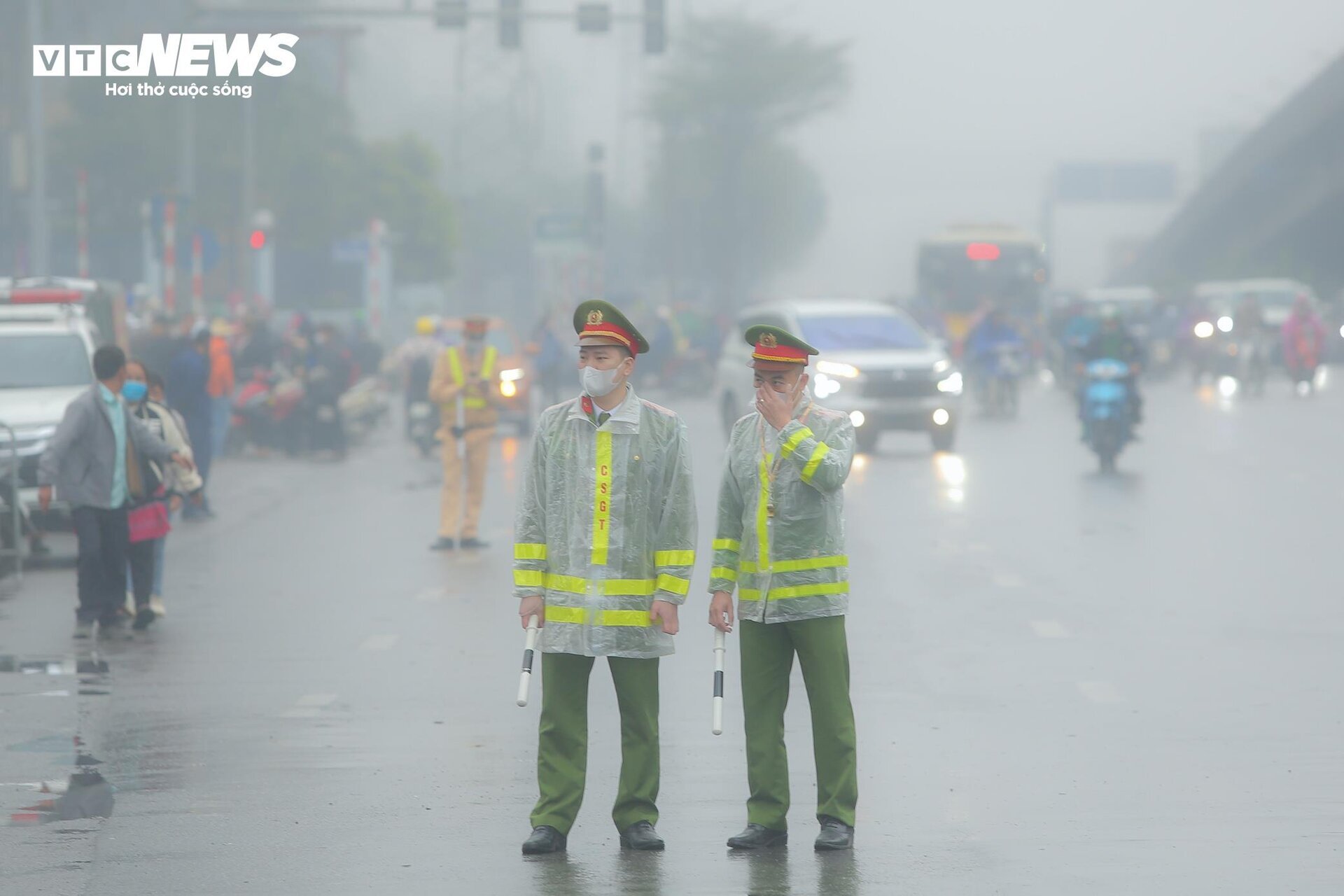 Sương mù dày đặc, Hà Nội ô nhiễm không khí thứ 2 thế giới - Ảnh 11.