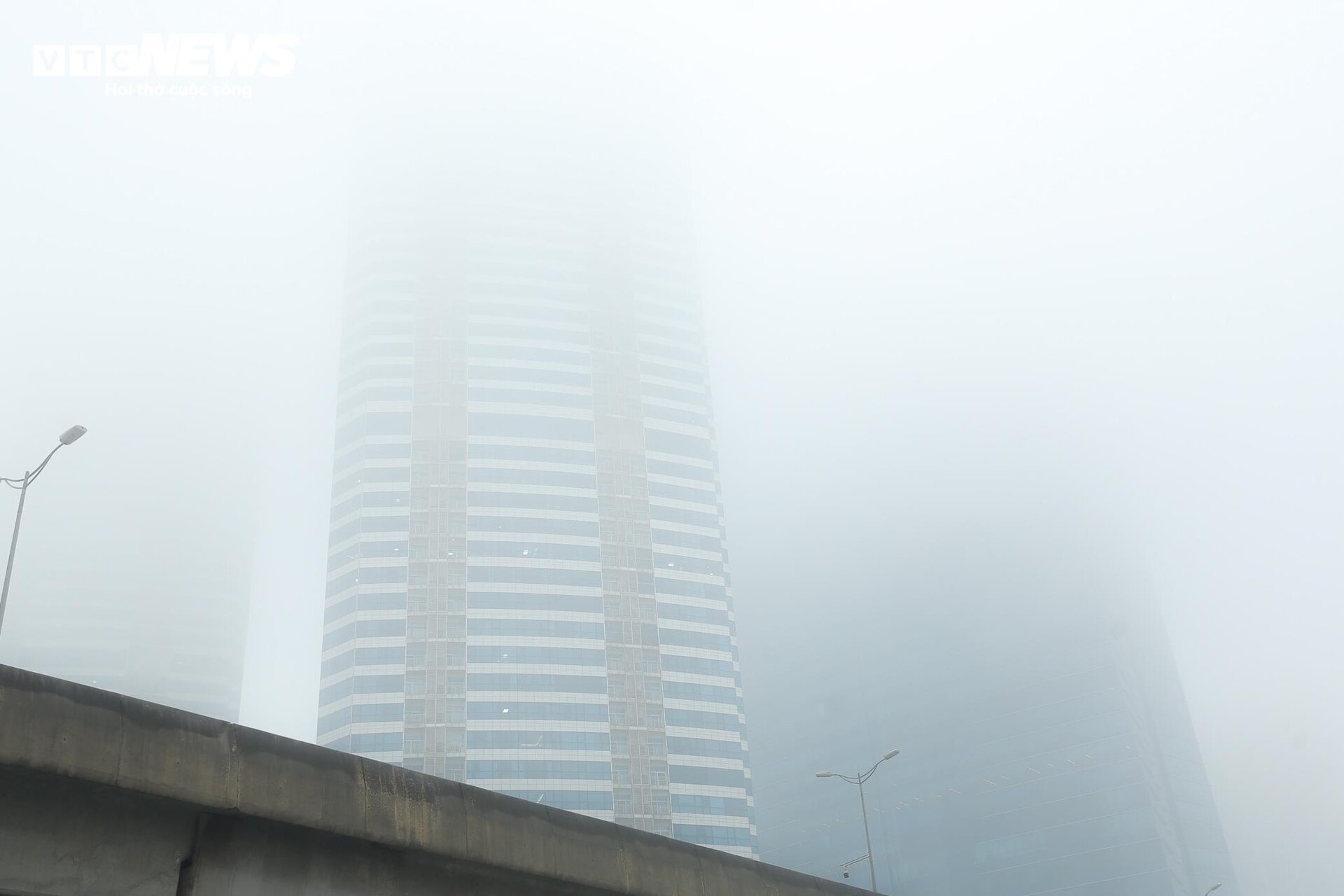 Sương mù dày đặc, Hà Nội ô nhiễm không khí thứ 2 thế giới - Ảnh 3.