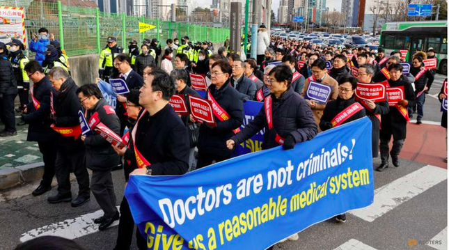 Hàng vạn bác sĩ Hàn Quốc tiếp tục biểu tình, bệnh viện hỗn loạn - Ảnh 1.