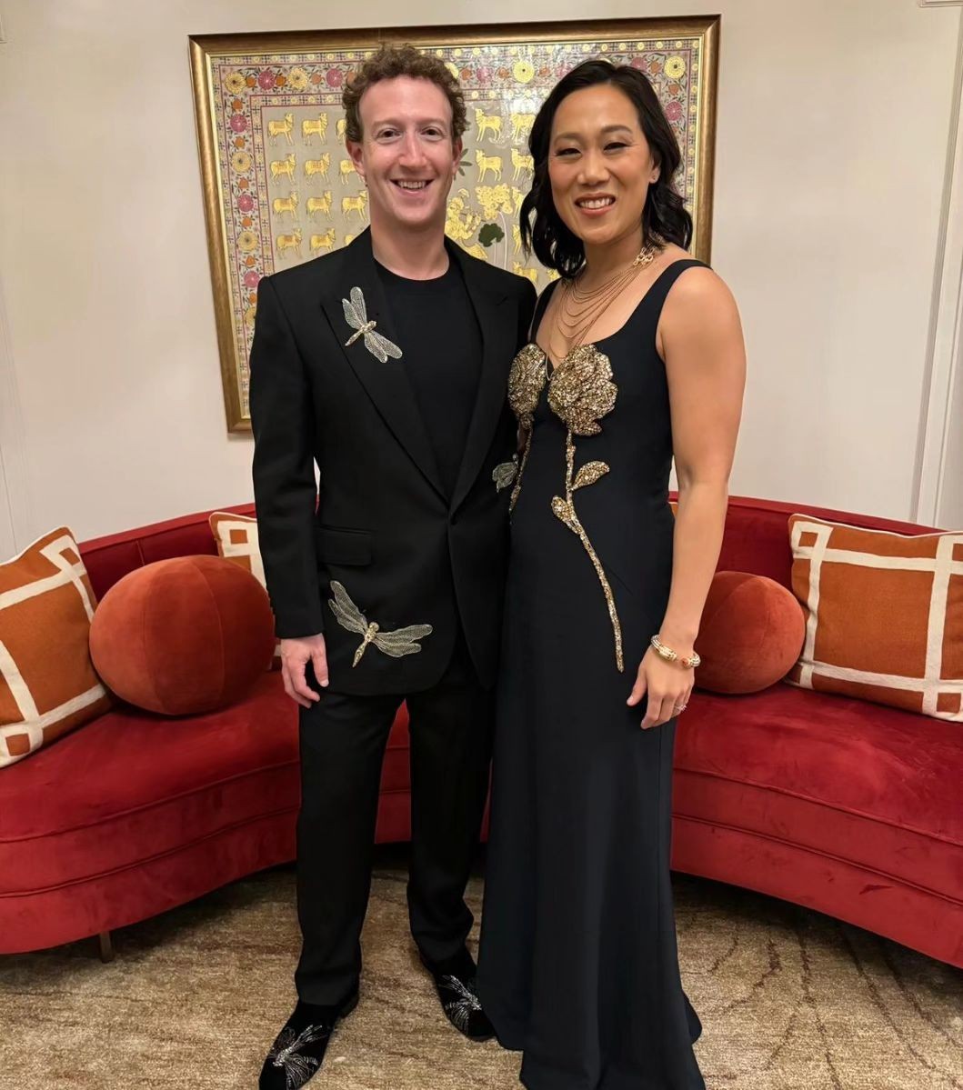 Ông chủ Facebook Mark Zuckerberg và vợ gây chú ý ở tiệc cưới 120 triệu USD - Ảnh 1.