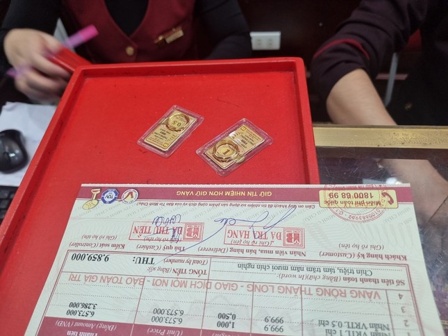Giá vàng nhẫn neo mức cao nhất lịch sử - Ảnh 1. Giá vàng nhẫn neo mức cao nhất lịch sử - Ảnh 1.