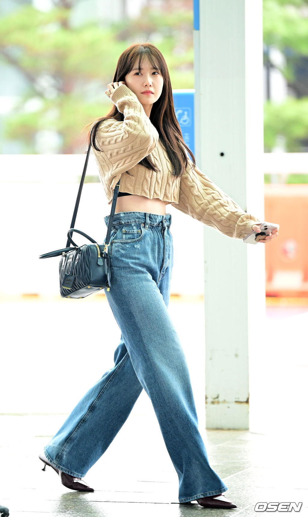 Thời trang sân bay đơn giản mà sành điệu xuất sắc của Yoona ở tuổi 34 - Ảnh 11.