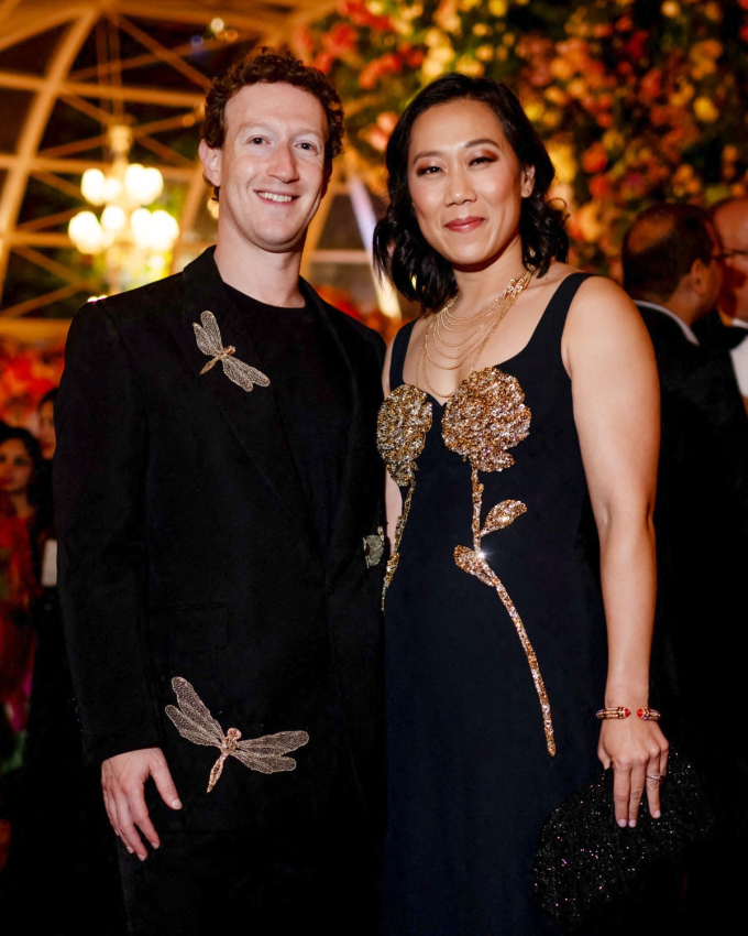 Bóc giá trang phục vợ chồng ông chủ Facebook diện đến đám cưới nghìn tỷ: Dân mạng choáng ngợp độ chịu chơi của vị tỷ phú giản dị có tiếng - Ảnh 1.