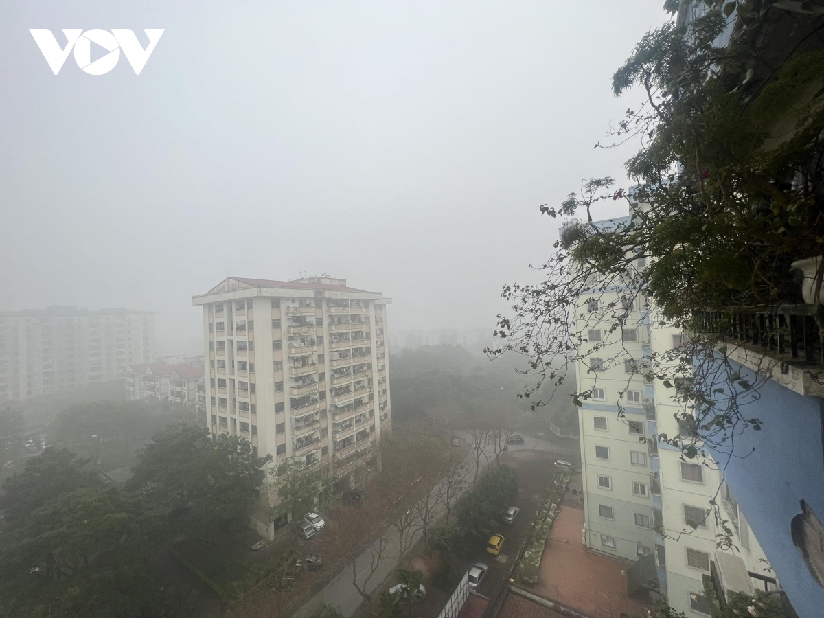 Sương mù dày đặc, chỉ số ô nhiễm không khí ở Hà Nội cao nhất thế giới - Ảnh 10.