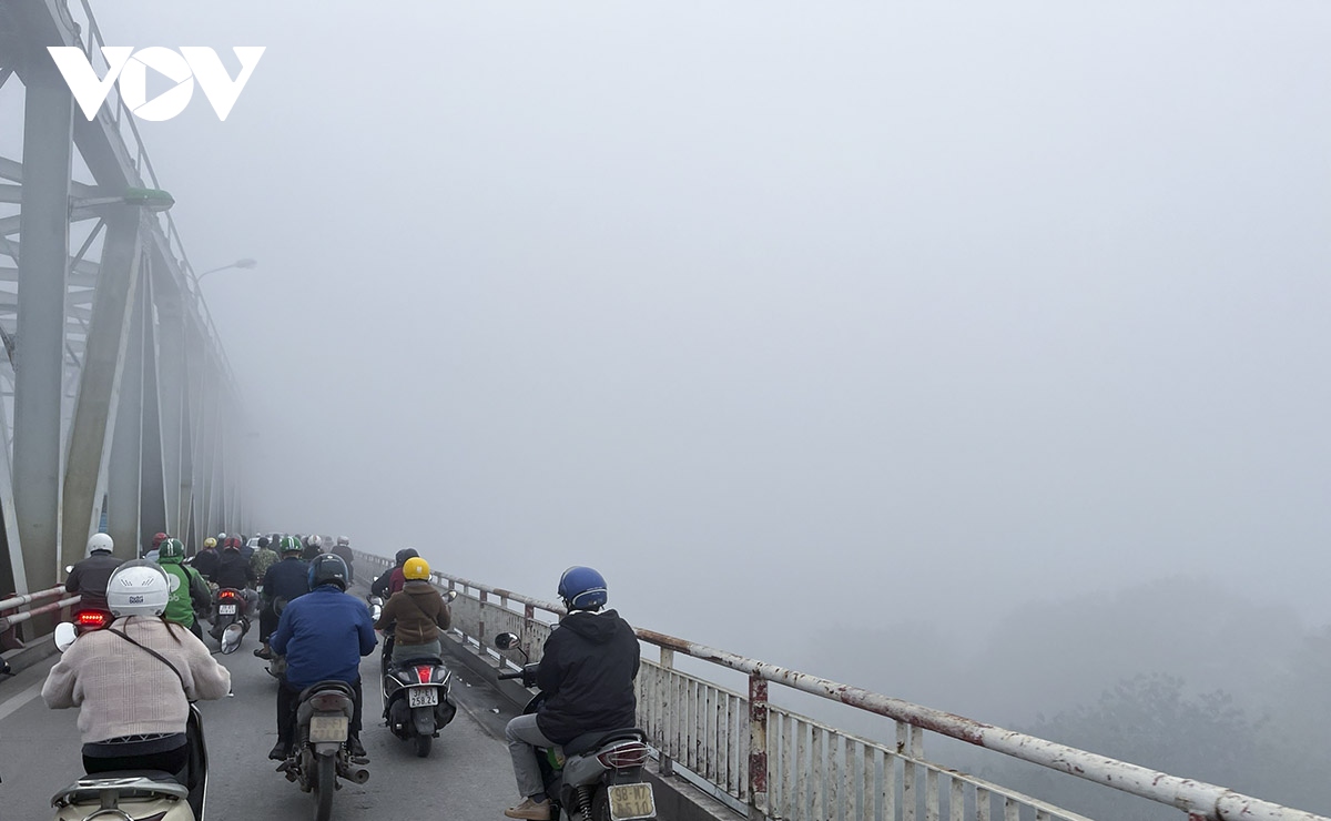 Sương mù dày đặc, chỉ số ô nhiễm không khí ở Hà Nội cao nhất thế giới - Ảnh 16.