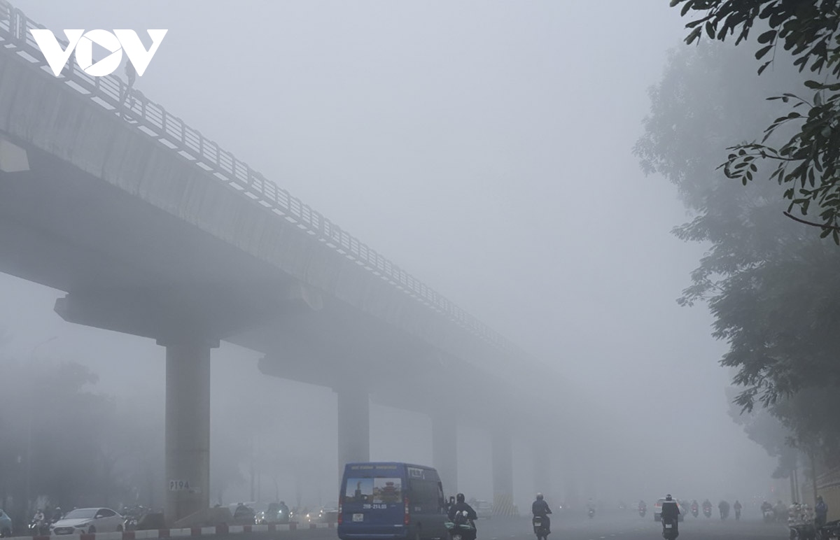 Sương mù dày đặc, chỉ số ô nhiễm không khí ở Hà Nội cao nhất thế giới - Ảnh 15.