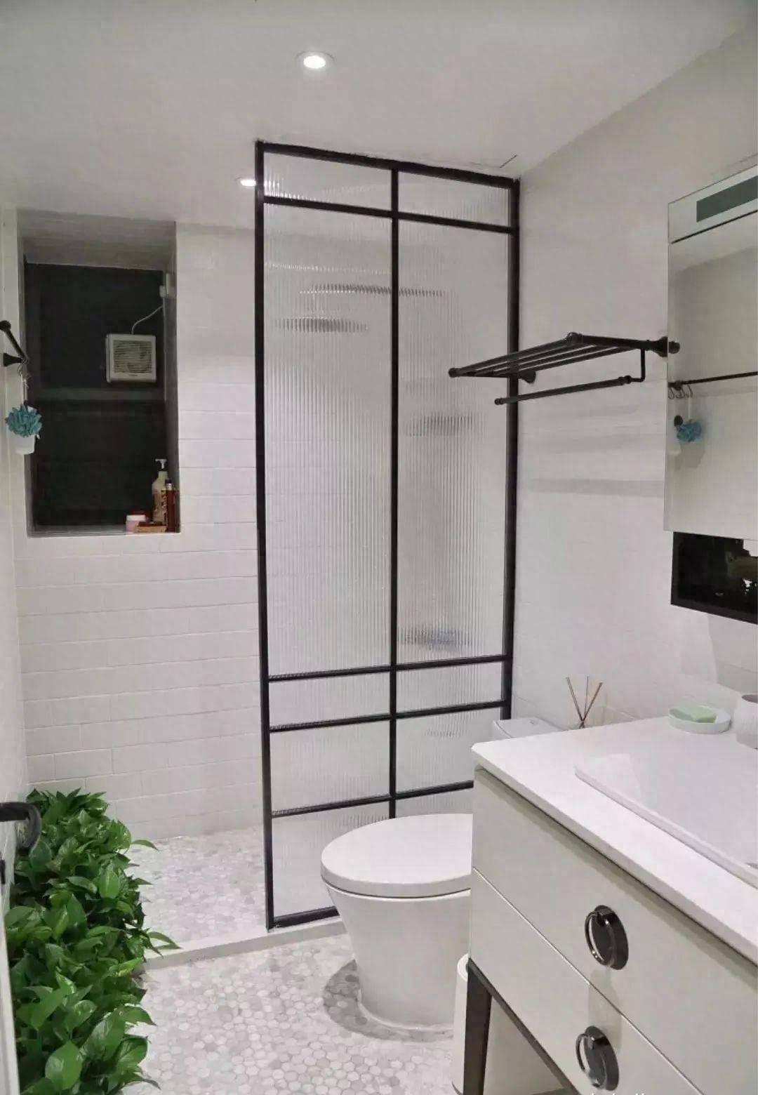 Phòng tắm quá nhỏ, làm sao để bạn có thể tách biệt khu khô và ướt? 4 thiết kế dưới đây sẽ giúp bạn - Ảnh 1.