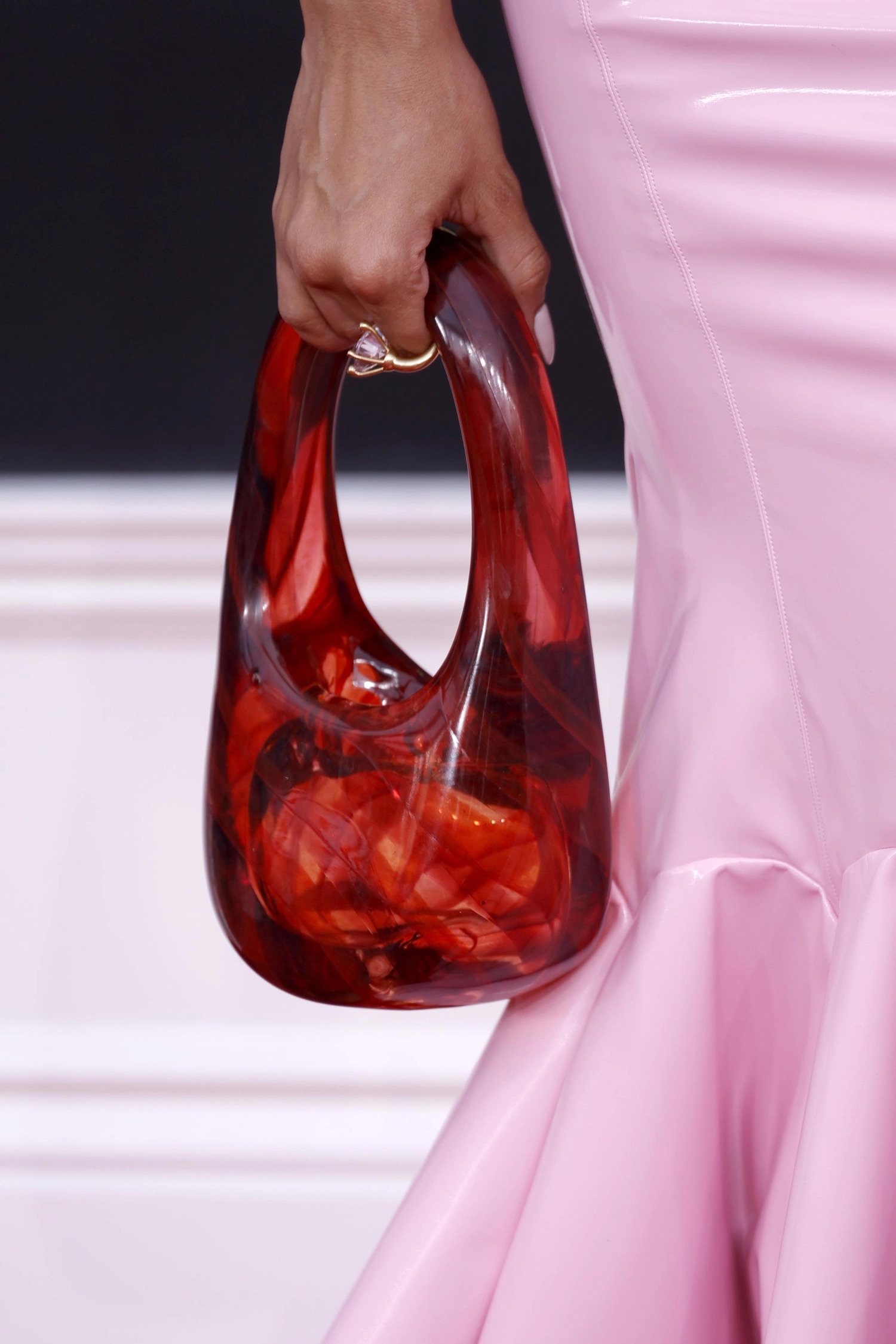 Độc lạ Paris Fashion Week: Coperni ra mắt chiếc túi được làm từ 99% không khí, nặng 33g vẫn đựng vừa điện thoại- Ảnh 8.