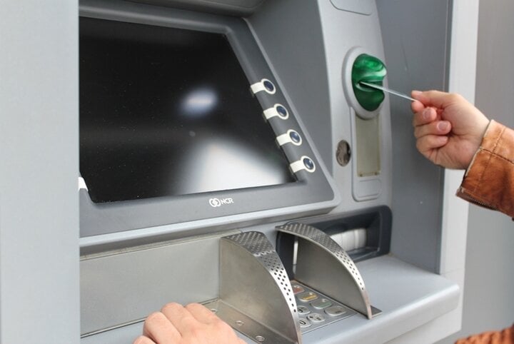 Thiếu tiền, người đàn ông đánh lừa máy ATM và cái kết bi hài - Ảnh 1.