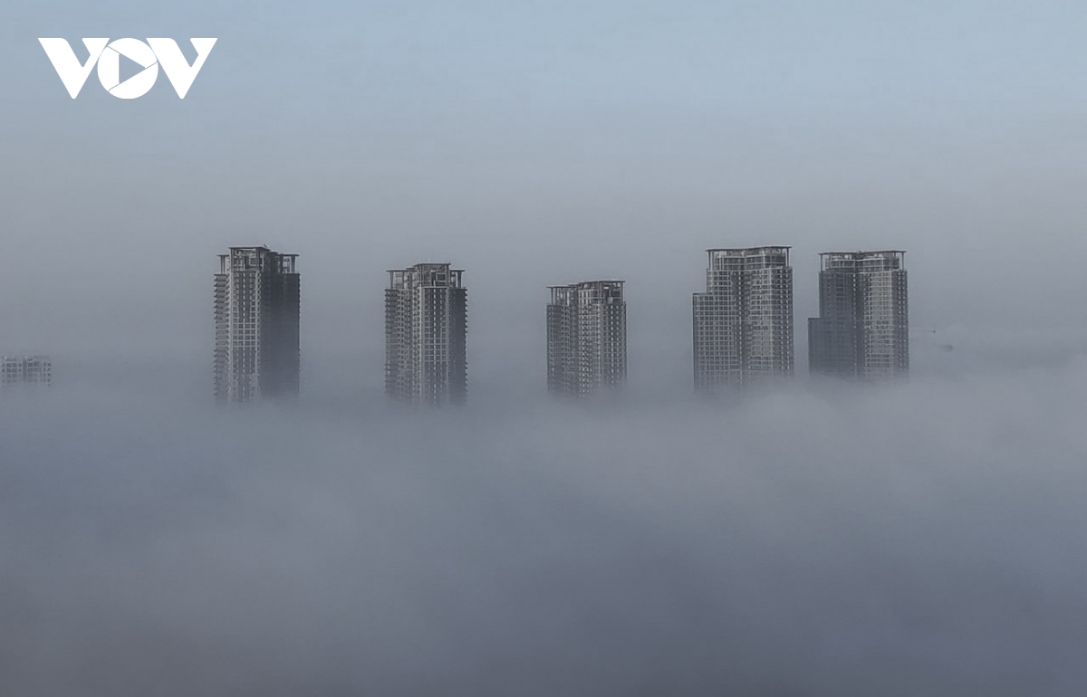 Sương mù dày đặc, chỉ số ô nhiễm không khí ở Hà Nội cao nhất thế giới - Ảnh 3.