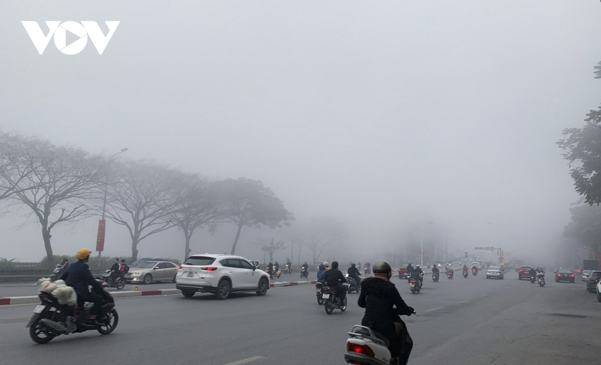 Sương mù dày đặc, chỉ số ô nhiễm không khí ở Hà Nội cao nhất thế giới - Ảnh 13.