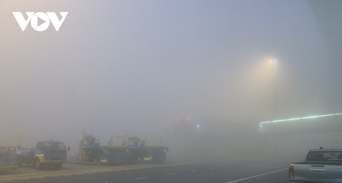 Sương mù dày đặc, chỉ số ô nhiễm không khí ở Hà Nội cao nhất thế giới - Ảnh 9.