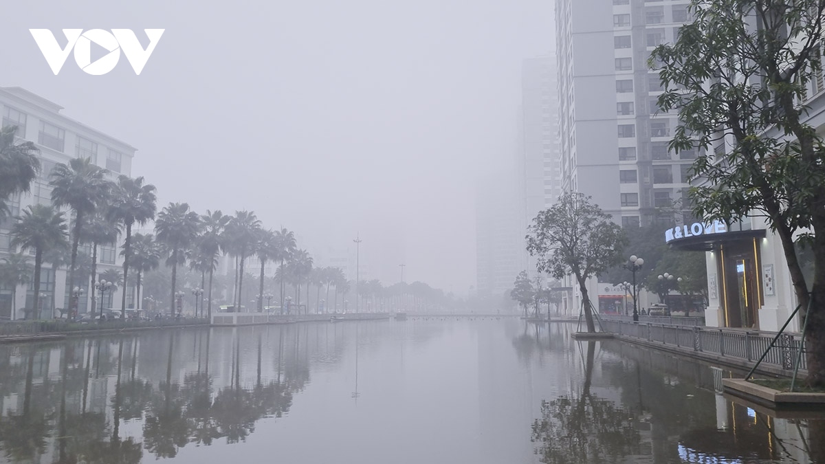 Sương mù dày đặc, chỉ số ô nhiễm không khí ở Hà Nội cao nhất thế giới - Ảnh 12.