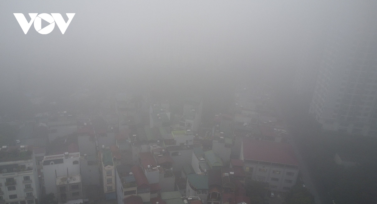 Sương mù dày đặc, chỉ số ô nhiễm không khí ở Hà Nội cao nhất thế giới - Ảnh 4.