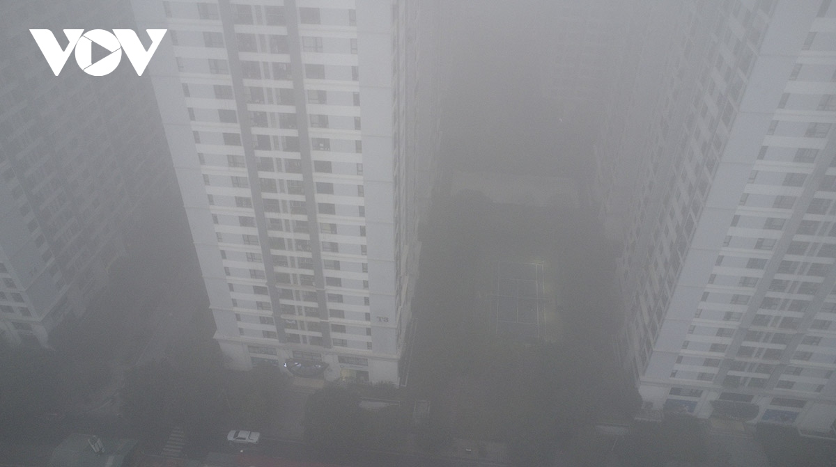 Sương mù dày đặc, chỉ số ô nhiễm không khí ở Hà Nội cao nhất thế giới - Ảnh 7.