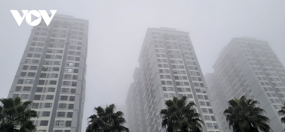 Sương mù dày đặc, chỉ số ô nhiễm không khí ở Hà Nội cao nhất thế giới - Ảnh 6.