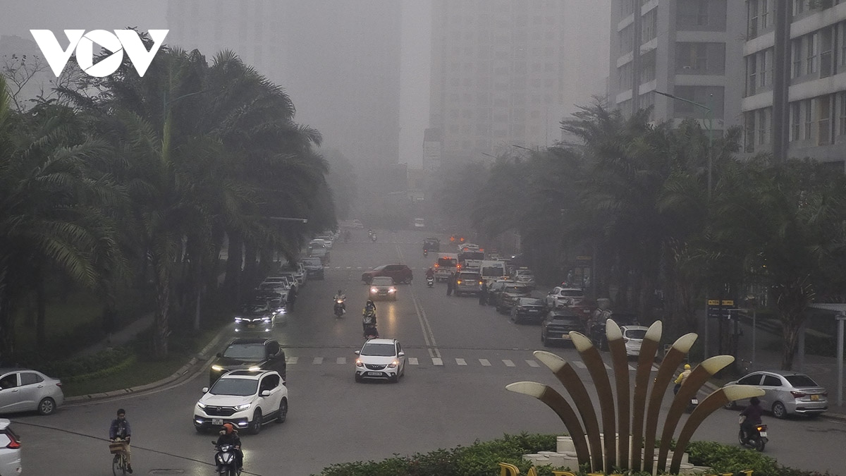 Sương mù dày đặc, chỉ số ô nhiễm không khí ở Hà Nội cao nhất thế giới - Ảnh 11.