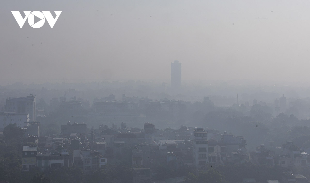 Sương mù dày đặc, chỉ số ô nhiễm không khí ở Hà Nội cao nhất thế giới - Ảnh 1.