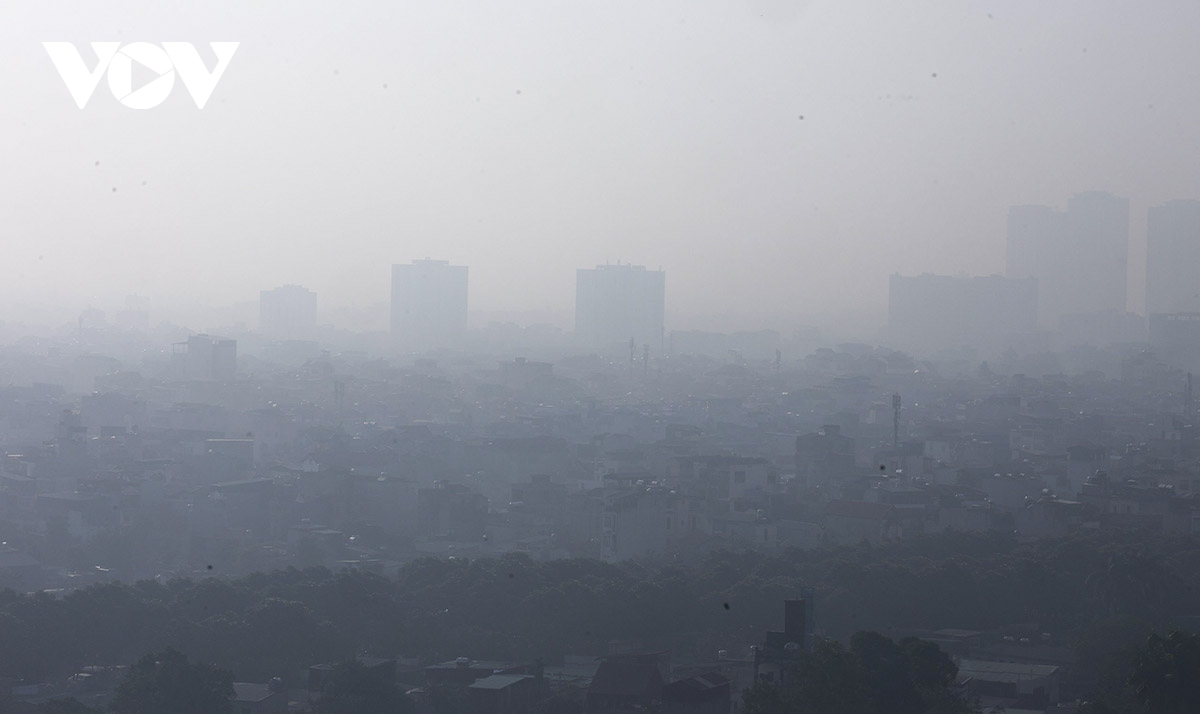 Sương mù dày đặc, chỉ số ô nhiễm không khí ở Hà Nội cao nhất thế giới - Ảnh 2.