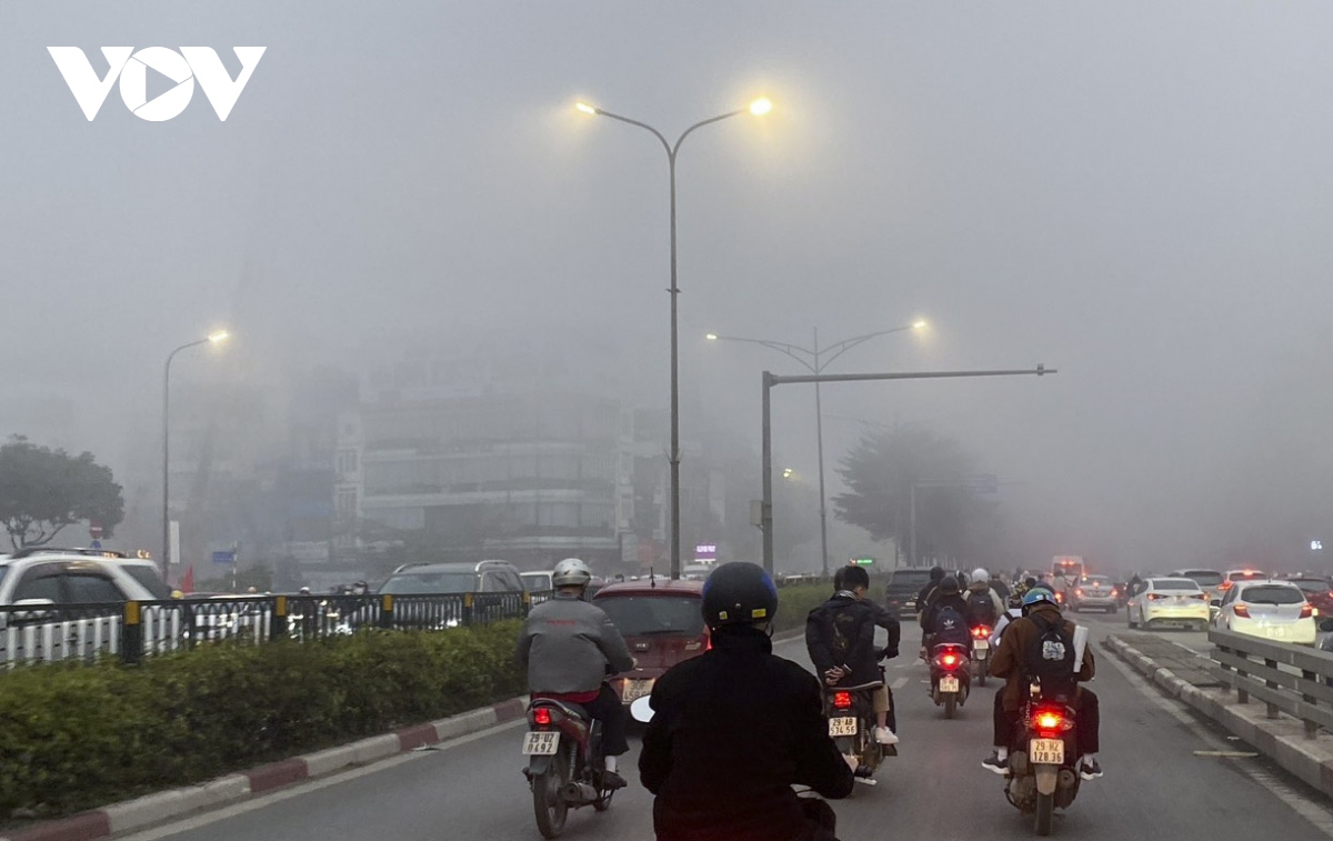 Sương mù dày đặc, chỉ số ô nhiễm không khí ở Hà Nội cao nhất thế giới - Ảnh 14.