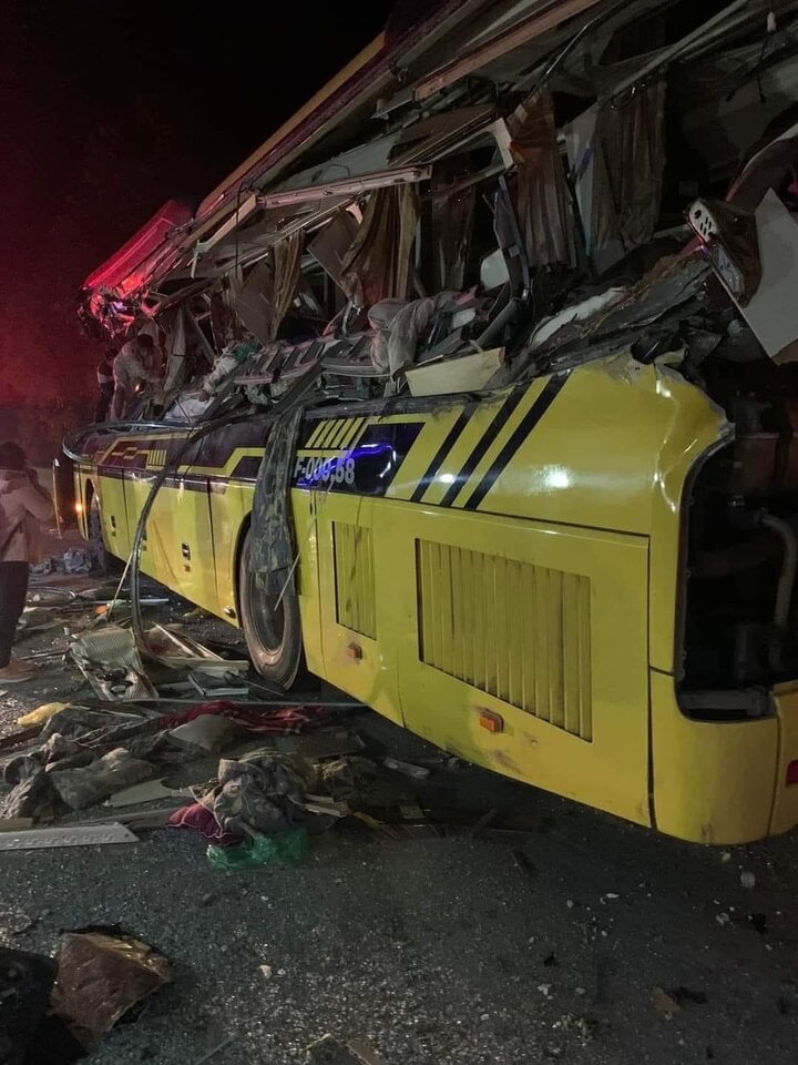Tuyên Quang: Ô tô khách biến dạng sau va chạm với xe container, 5 người tử vong - Ảnh 1.