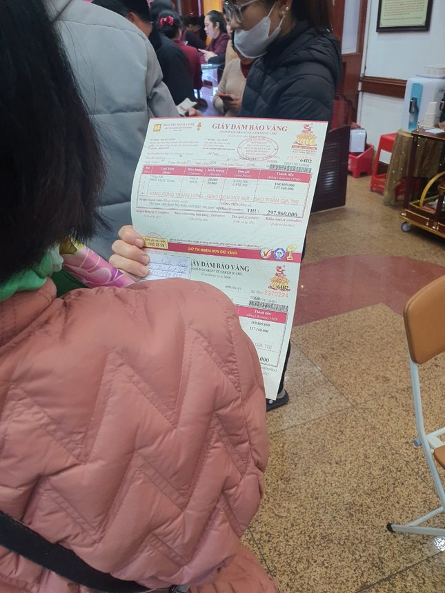 Gi&aacute; tăng v&ugrave; v&ugrave;, d&acirc;n đổ x&ocirc; mua b&aacute;n, nh&agrave; v&agrave;ng phải ph&aacute;t phiếu - Ảnh 3.