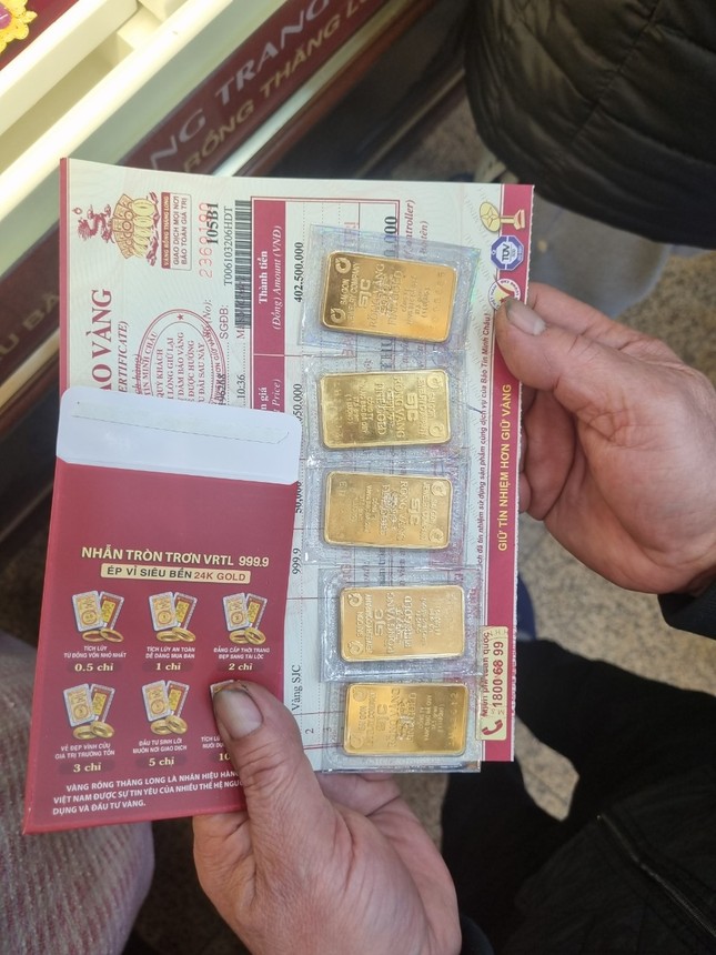 Gi&aacute; tăng v&ugrave; v&ugrave;, d&acirc;n đổ x&ocirc; mua b&aacute;n, nh&agrave; v&agrave;ng phải ph&aacute;t phiếu - Ảnh 2.