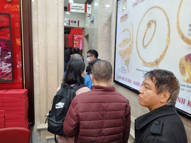 Gi&aacute; tăng v&ugrave; v&ugrave;, d&acirc;n đổ x&ocirc; mua b&aacute;n, nh&agrave; v&agrave;ng phải ph&aacute;t phiếu - Ảnh 1.