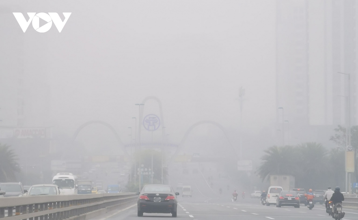 Sương mù dày đặc, chỉ số ô nhiễm không khí ở Hà Nội cao nhất thế giới - Ảnh 8.