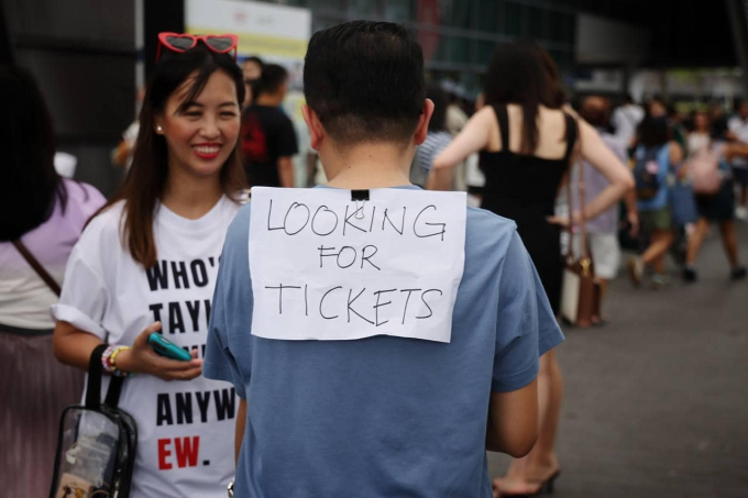 Nỗi kinh hoàng của gần 100 fan Việt đu Taylor Swift: Tiêu cả mấy chục triệu mua vé “pass”, sang đến Singapore bị hủy vé sát giờ! - Ảnh 1.