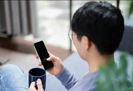 Đi họp lớp, tôi bị bạn chê dùng Iphone đời cũ, đến khi thanh toán bữa ăn 34 triệu đồng họ mới hốt hoảng, tôi nhận ra tình bạn chẳng còn vô tư - Ảnh 2. Đi họp lớp, tôi bị bạn chê dùng Iphone đời cũ, đến khi thanh toán bữa ăn 34 triệu đồng họ mới hốt hoảng, tôi nhận ra tình bạn chẳng còn vô tư - Ảnh 2.