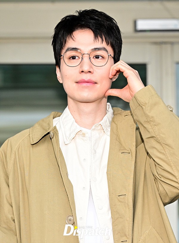 Lee Dong Wook đổ bộ sân bay sang Việt Nam, U45 mà diện mạo ở góc cận &quot;bén đứt tay&quot;- Ảnh 6.