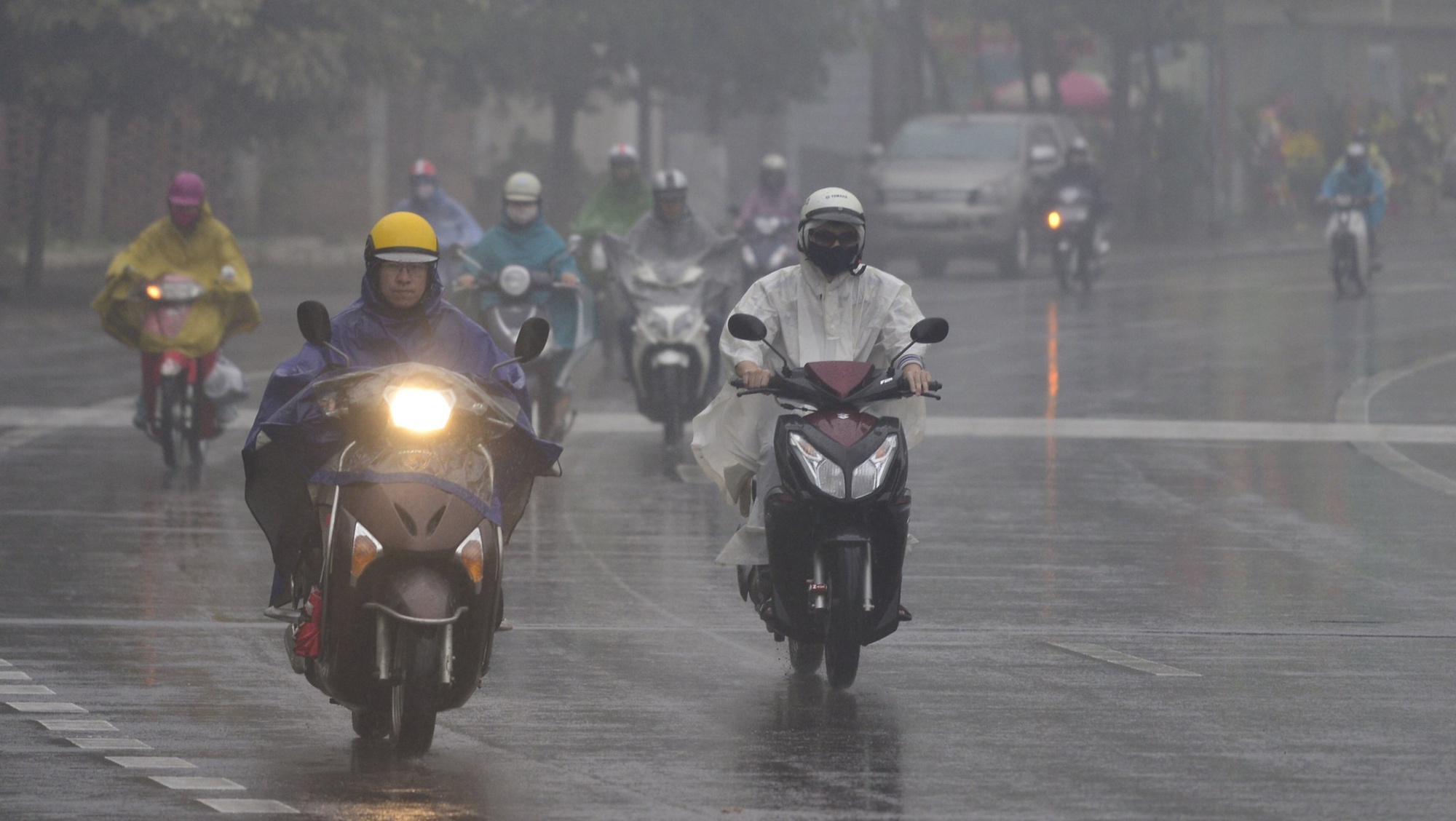 Chưa hết &quot;sốc nhiệt&quot; vì nắng nóng, miền Bắc lại chuẩn bị đón không khí lạnh khiến nền nhiệt giảm xuống dưới 10 độ- Ảnh 1.