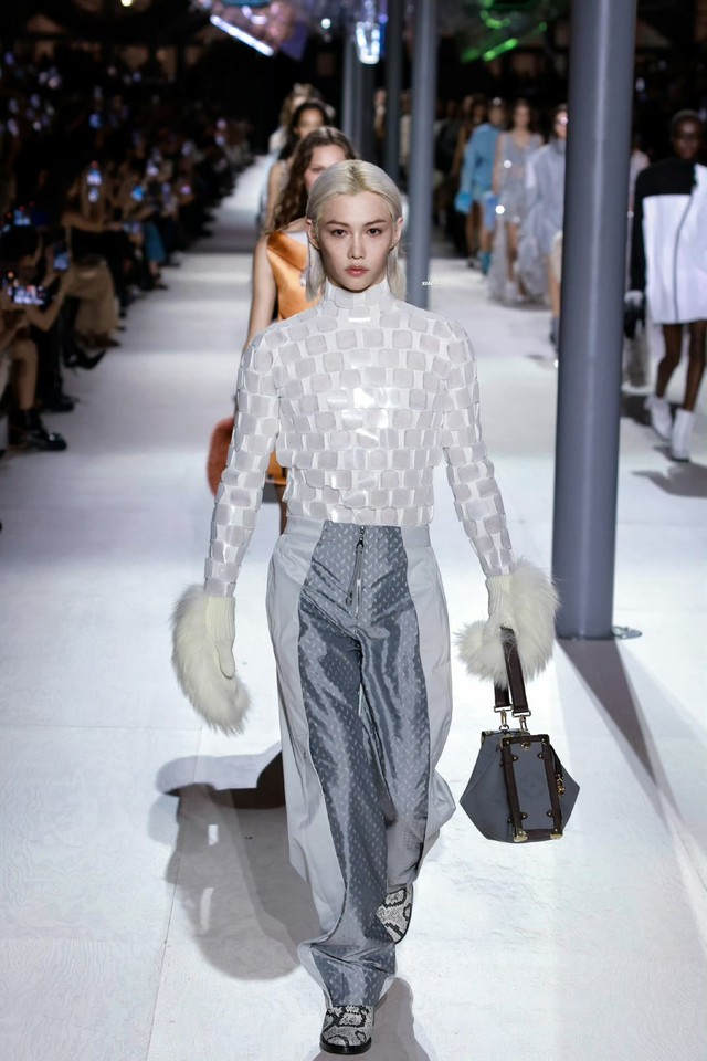Không thể tin nổi: Lisa comeback Paris Fashion Week nhưng dự show Louis Vuitton, cùng dàn khách mời tạo nên bữa tiệc visual - Ảnh 9.