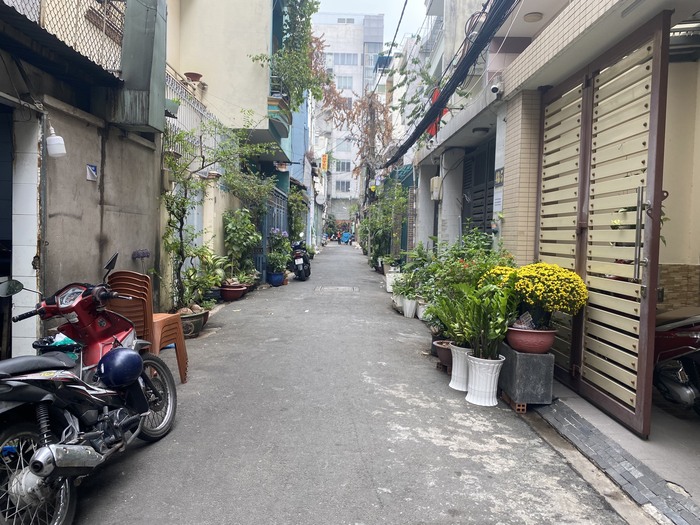 Nhà dân, ô tô gần sân bay Tân Sơn Nhất bị trúng đạn bi sắt - Ảnh 1. Nhà dân, ô tô gần sân bay Tân Sơn Nhất bị trúng đạn bi sắt - Ảnh 1.
