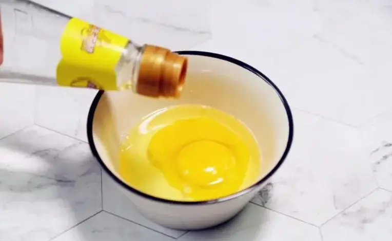 Khi làm trứng hấp đừng chỉ cho nước mà hãy thêm “muỗng này” vào sẽ mịn, mềm và không tanh - Ảnh 1.