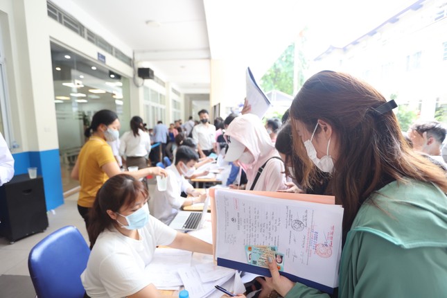 Trường THCS và THPT Tạ Quang Bửu mở cổng tuyển sinh trực tuyến lớp 6, lớp 10 - Ảnh 1.