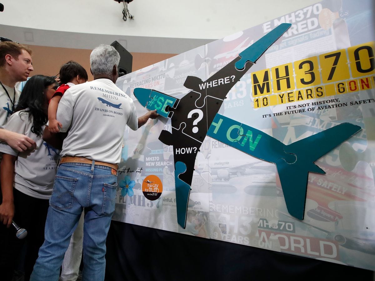 Tròn 10 năm MH370 mất tích: Người thân khóc nghẹn tại lễ tưởng niệm, &quot;cơn ác mộng&quot; kéo dài một thập kỷ chưa khép lại- Ảnh 2.