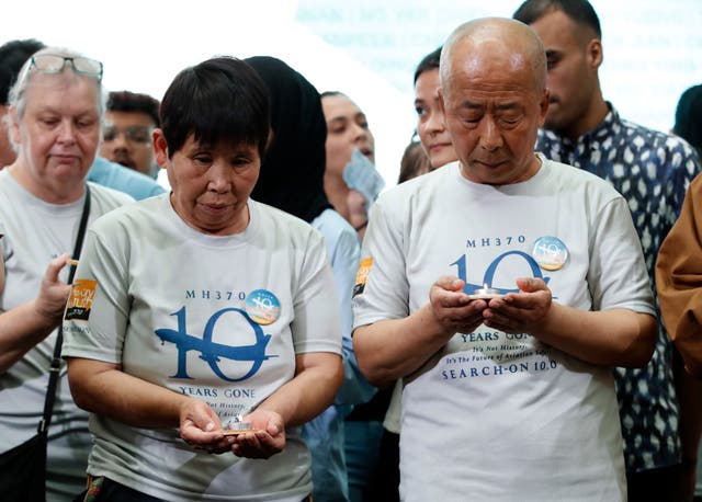 Tròn 10 năm MH370 mất tích: Người thân khóc nghẹn tại lễ tưởng niệm, &quot;cơn ác mộng&quot; kéo dài một thập kỷ chưa khép lại- Ảnh 3.