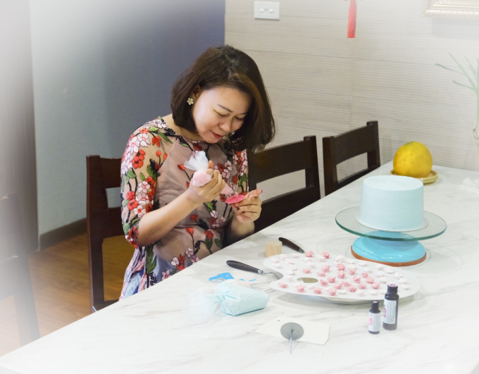 Người phụ nữ Hà Thành 4 mùa làm bánh nghệ thuật: Bột đường và màu sắc giúp tôi hạnh phúc hơn - Ảnh 2.