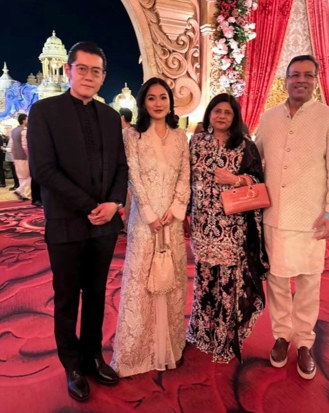 Hoàng hậu &quot;vạn người mê&quot; của Bhutan dự tiệc nhà tỷ phú giàu nhất châu Á: Xinh đẹp ngút ngàn, hiếm hoi thể hiện cử chỉ thân mật với chồng - Ảnh 1.