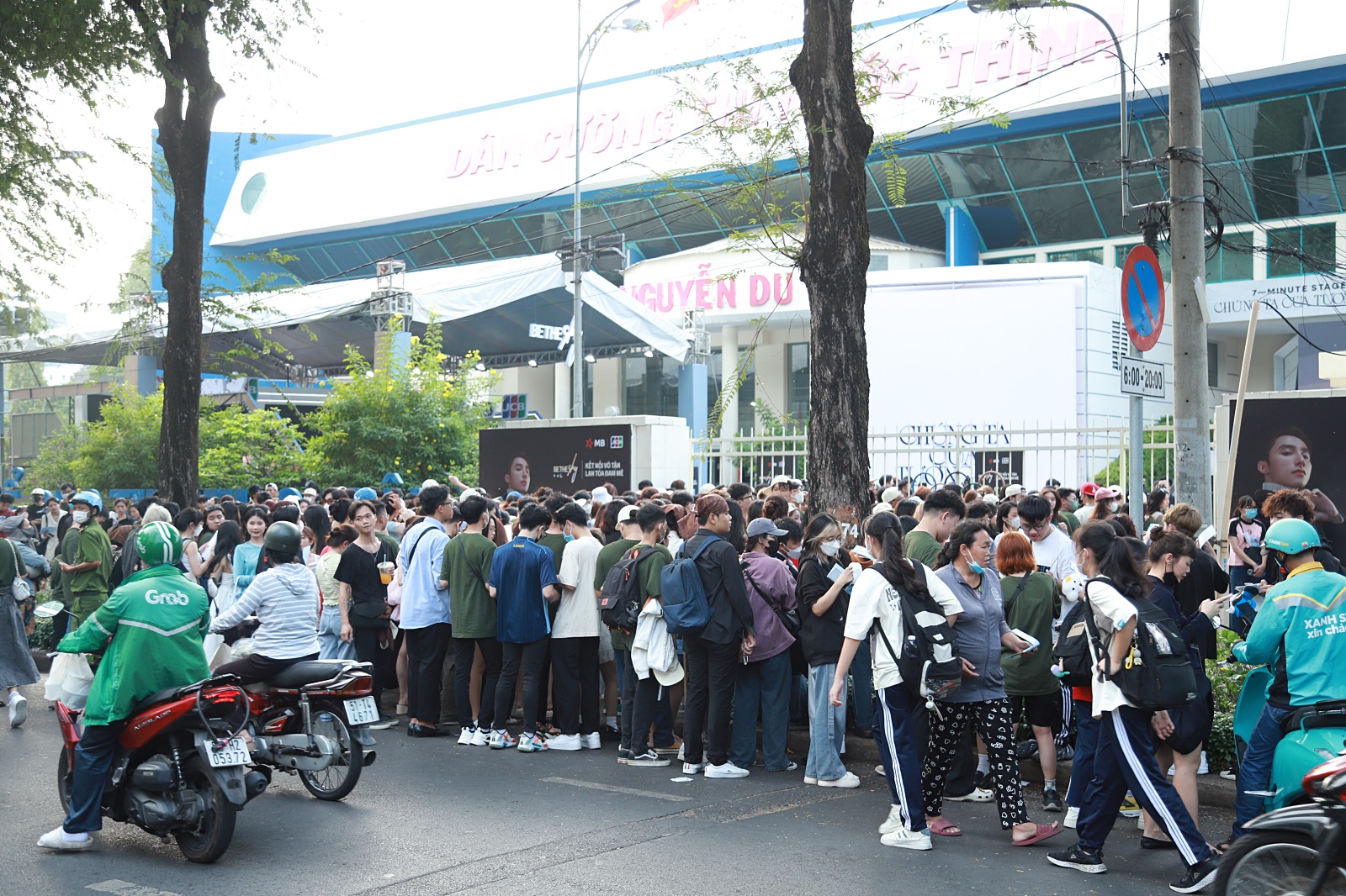 Showcase Sơn Tùng M-TP trước giờ G: an ninh được thắt chặt, fan túc trực từ sáng- Ảnh 2.