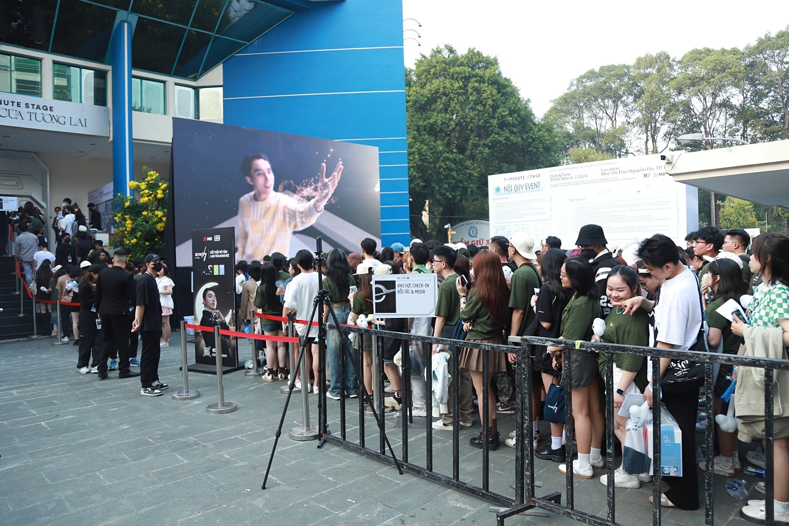 Showcase Sơn Tùng M-TP trước giờ G: an ninh được thắt chặt, fan túc trực từ sáng- Ảnh 4.